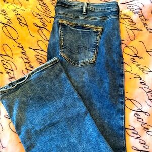 Silver Jeans, Avery Style